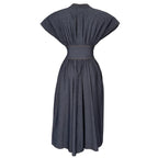Robe Cintrée Élégance avec Bouton