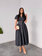 Robe Cintrée Élégance avec Bouton