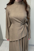 Ensemble Élégant à Drapeaux Latéraux – Couleur Sable Naturel