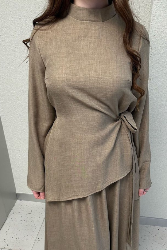 Ensemble Élégant à Drapeaux Latéraux – Couleur Sable Naturel