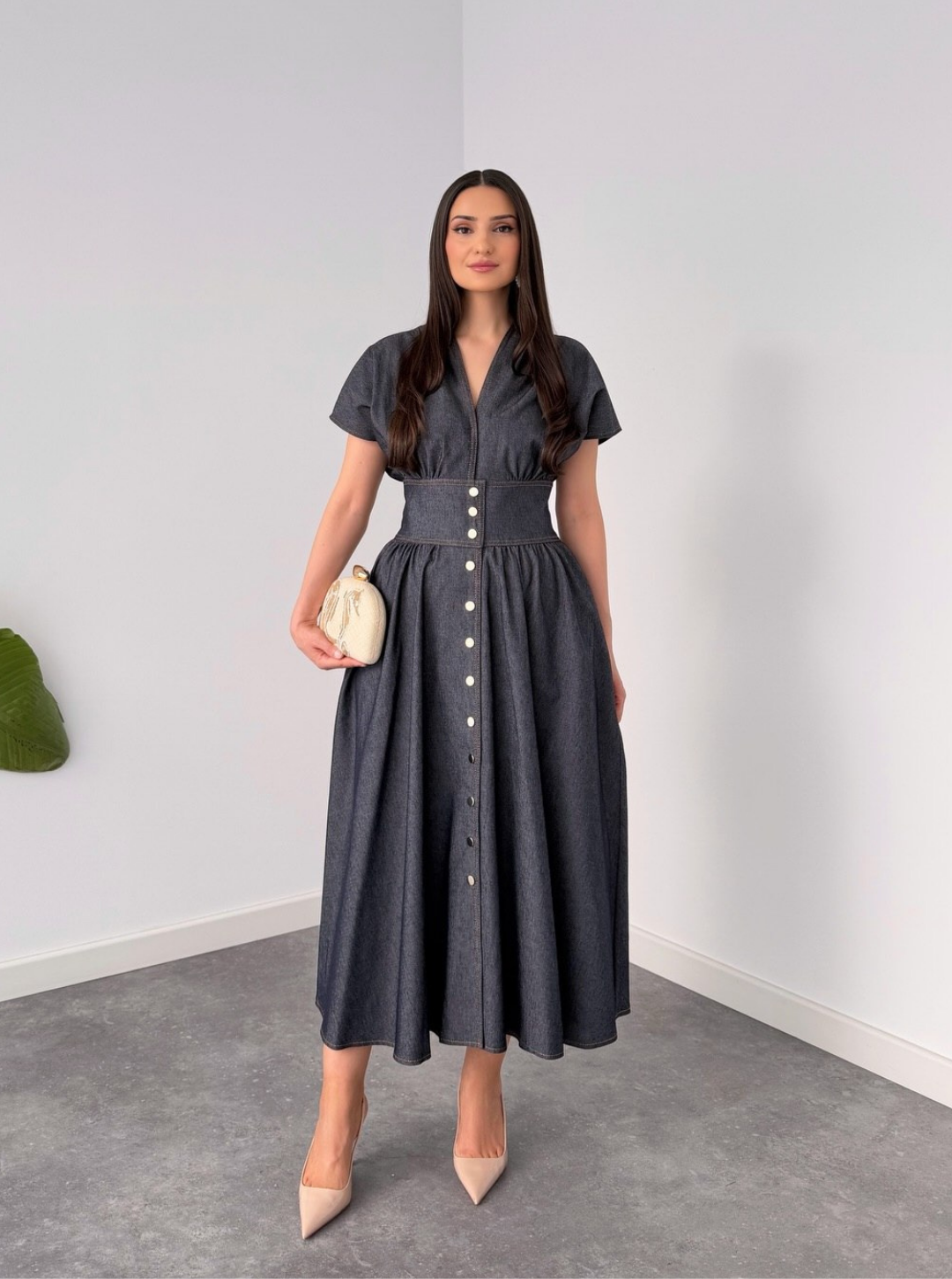 Robe Cintrée Élégance avec Bouton